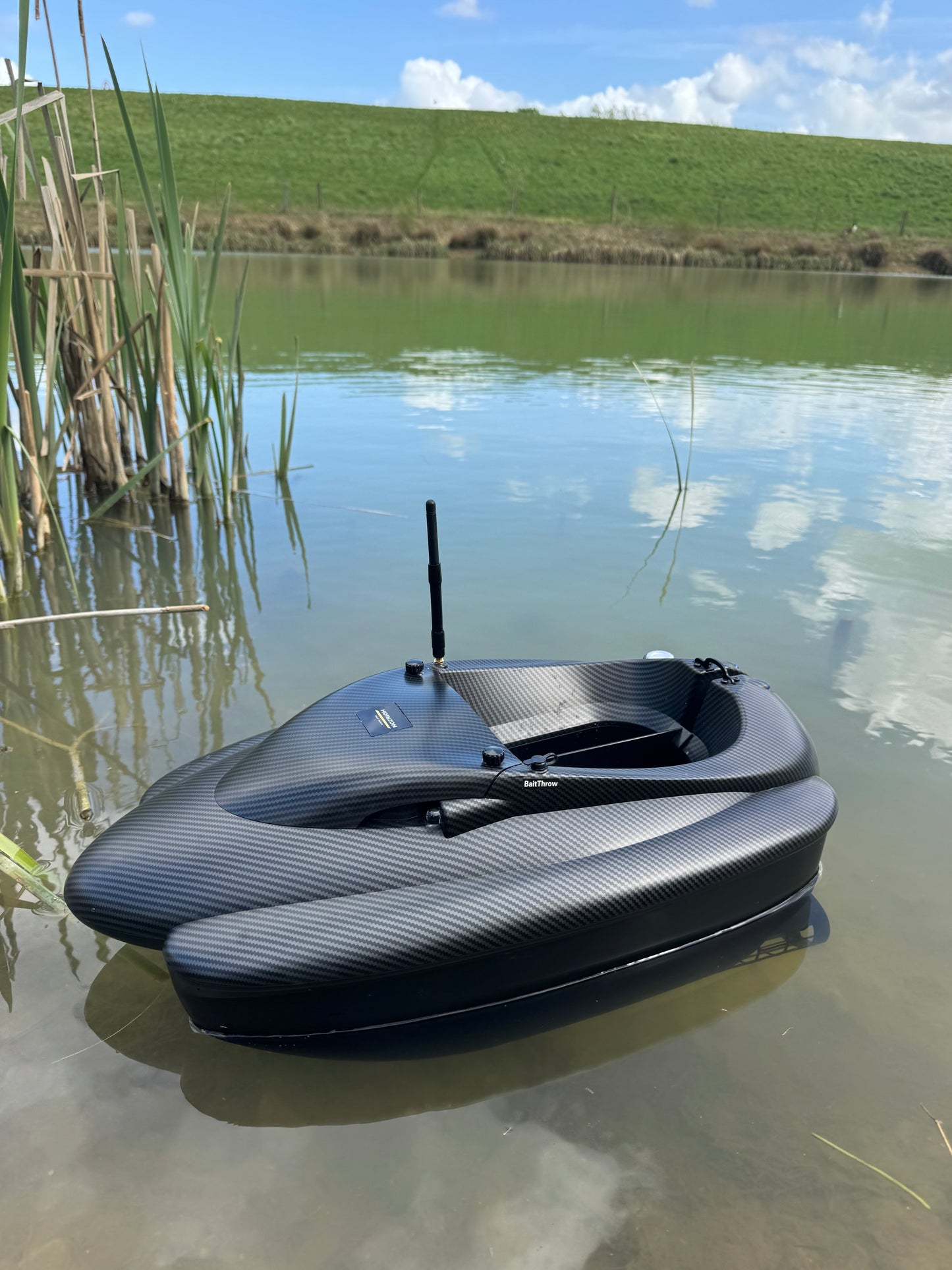 Horizon MANTA Bait Boat - GPS Autopilot, Built-in Sonar, Bait Spreader
